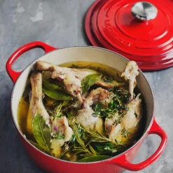 Signature støpejernsgryte rund 24 cm 4,2L cerise