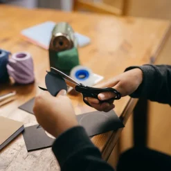 Skolesaks 12+ år 18 cm svart