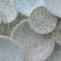 Slåpeblom asjett 21 cm varmgrå