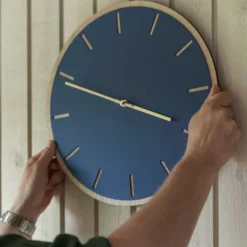 Smokey Blue veggklokke 28 cm blå linoleum m/gull viser