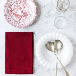 Stoffserviett med brodert hullsøm 50x50 cm mørkerød