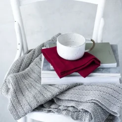 Stoffserviett med brodert hullsøm 50x50 cm mørkerød