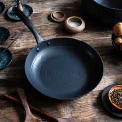 Støpejernspanne med Honeycomb keramisk belegg 28 cm