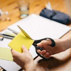 Studentsaks 15+ år 20 cm svartprikket