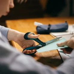 Studentsaks venstre 15+ år 20 cm turkisprikket