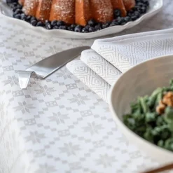 Åttebladrose bordduk 150x200 cm beige