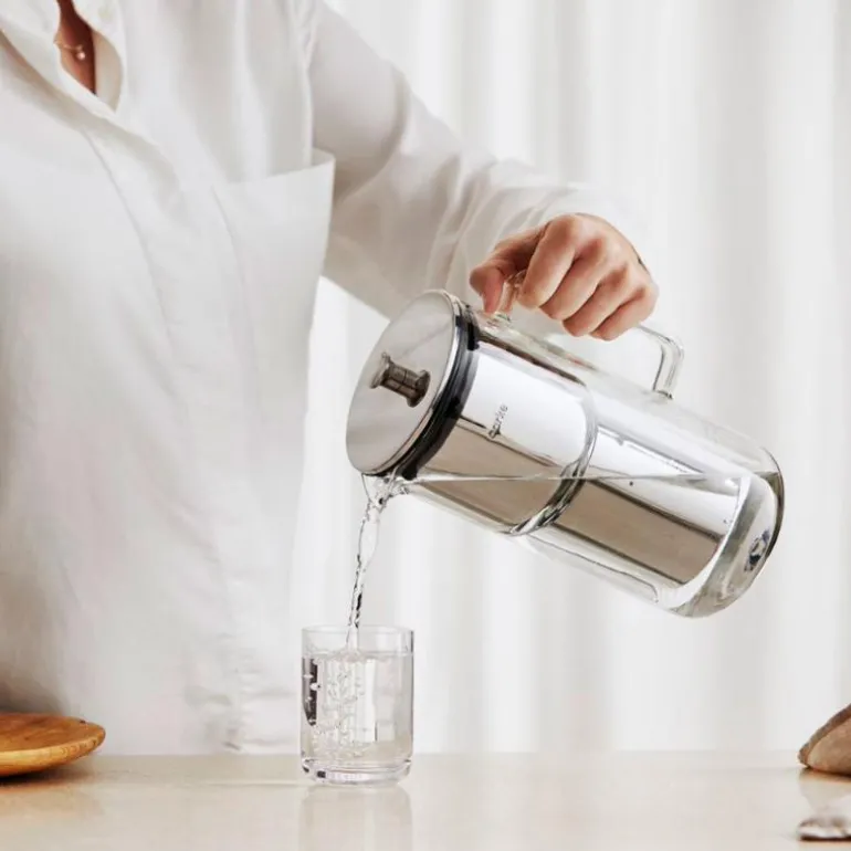 Vannfilterkanne med påfyllningsbar stålpatron