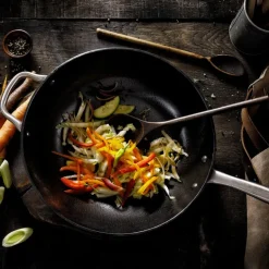 Wokpanne i støpejern 34 cm